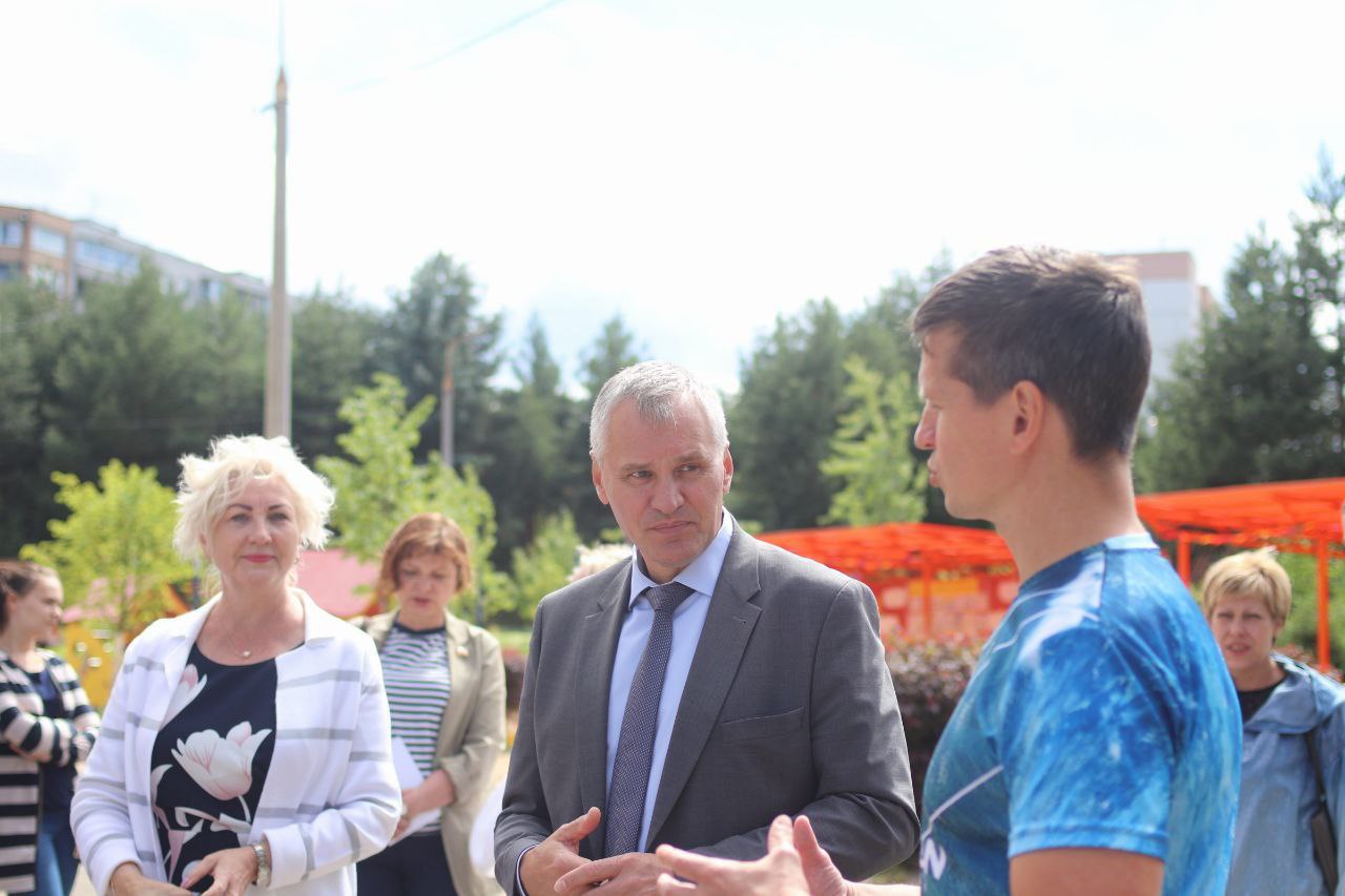 Глава Наукограда Дмитрий Воробьев вместе с председателем Совета депутатов Еленой Романовой, членами комиссии и жителями округа в рамках очного этапа конкурса осмотрели территорию МДОУ №14 и МДОУ №10