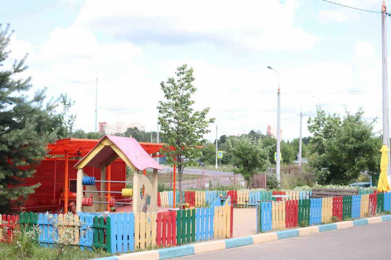 Глава Наукограда Дмитрий Воробьев вместе с председателем Совета депутатов Еленой Романовой, членами комиссии и жителями округа в рамках очного этапа конкурса осмотрели территорию МДОУ №14 и МДОУ №10