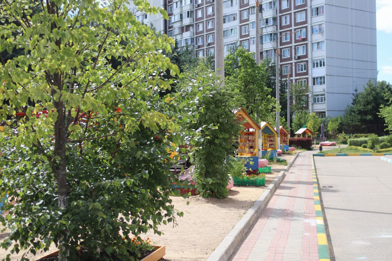 Глава Наукограда Дмитрий Воробьев вместе с председателем Совета депутатов Еленой Романовой, членами комиссии и жителями округа в рамках очного этапа конкурса осмотрели территорию МДОУ №14 и МДОУ №10