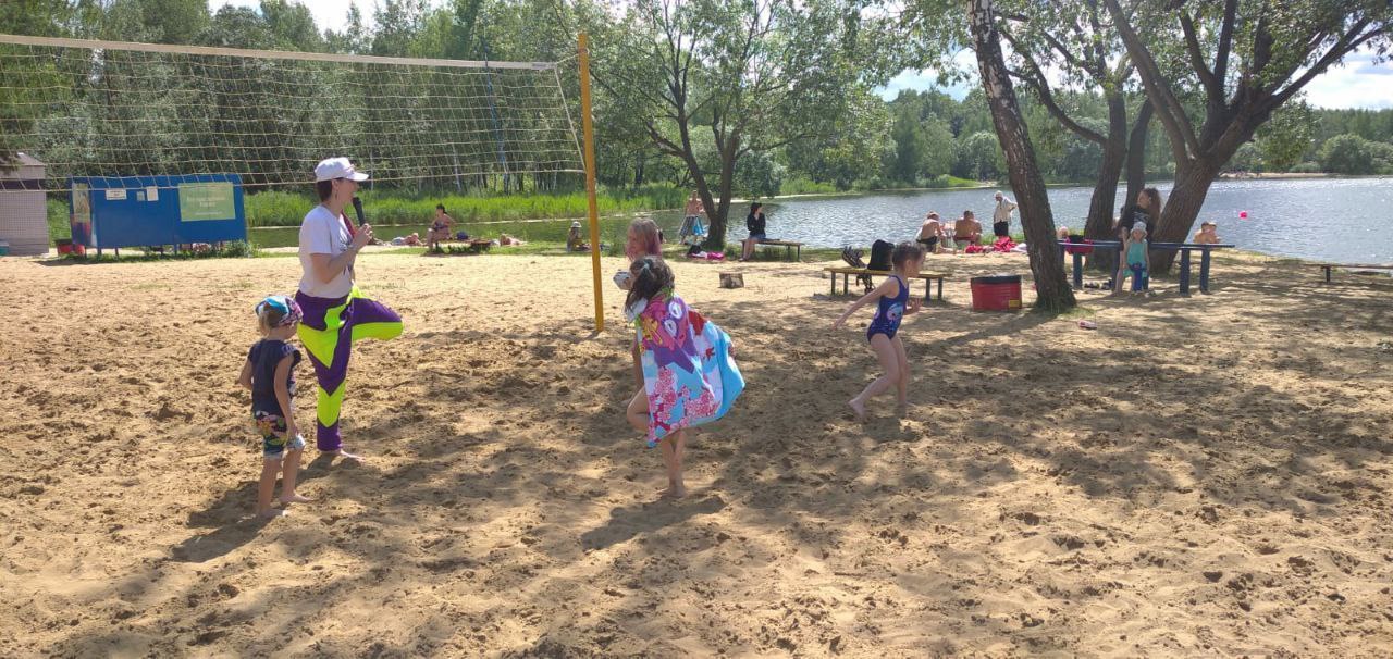 В минувшую субботу в лесопарковой зоне городского округа Фрязино дети, вместе с командой сотрудников центра культуры и досуга «Факел», отправились в путешествие по следам «Кусачки» - лучшего друга «Симки»