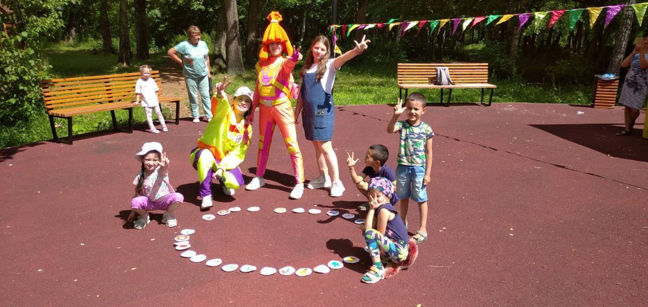 В минувшую субботу в лесопарковой зоне городского округа Фрязино дети, вместе с командой сотрудников центра культуры и досуга «Факел», отправились в путешествие по следам «Кусачки» - лучшего друга «Симки»