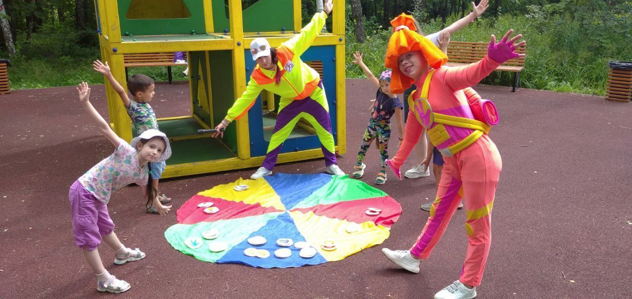 В минувшую субботу в лесопарковой зоне городского округа Фрязино дети, вместе с командой сотрудников центра культуры и досуга «Факел», отправились в путешествие по следам «Кусачки» - лучшего друга «Симки»