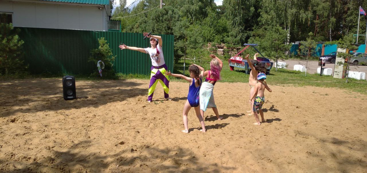 В минувшую субботу в лесопарковой зоне городского округа Фрязино дети, вместе с командой сотрудников центра культуры и досуга «Факел», отправились в путешествие по следам «Кусачки» - лучшего друга «Симки»