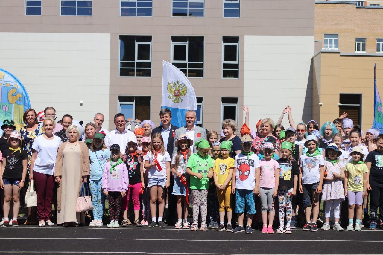 Члены фрязинского отделения партии «Единая Россия» и сторонники в рамках партпроекта «Детский спорт» стали участниками церемонии открытия для общего пользования стадиона на территории школы №3