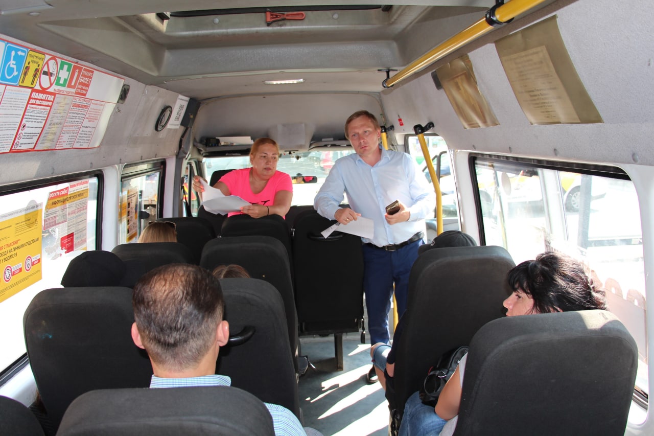 По поручению главы городского округа Фрязино Дмитрия Воробьева его заместитель Дмитрий Медведев рассказал пассажирам подробности об отмене оплаты проезда в общественном транспорте региона за наличные