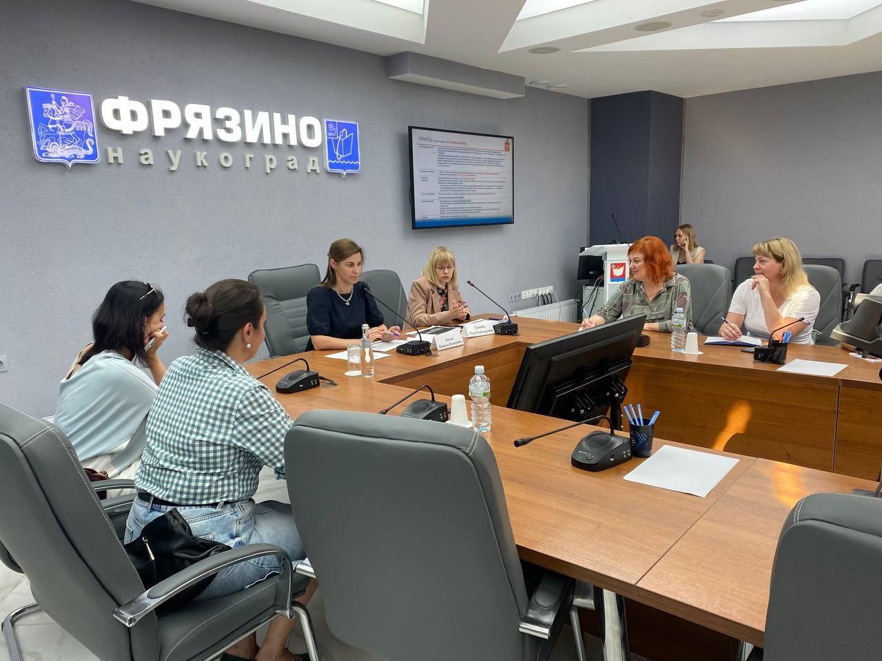Заместитель главы администрации Князева Наталия Викторовна совместно с руководителем офиса «Мой бизнес» Першиной Ольгой Владимировной провели встречу с социальными предпринимателями городского округа