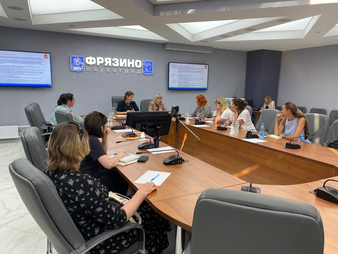 Заместитель главы администрации Князева Наталия Викторовна совместно с руководителем офиса «Мой бизнес» Першиной Ольгой Владимировной провели встречу с социальными предпринимателями городского округа