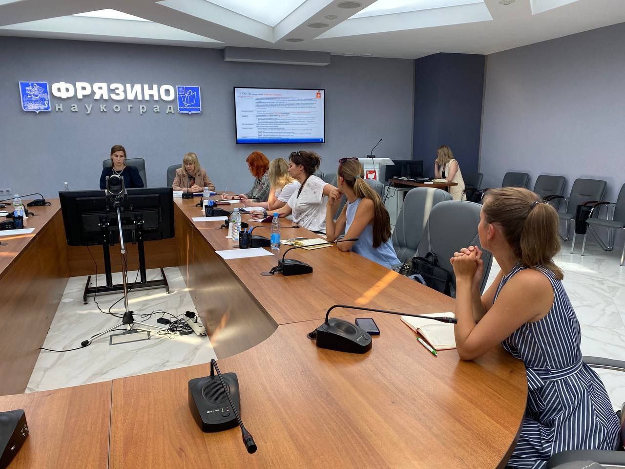 Заместитель главы администрации Князева Наталия Викторовна совместно с руководителем офиса «Мой бизнес» Першиной Ольгой Владимировной провели встречу с социальными предпринимателями городского округа