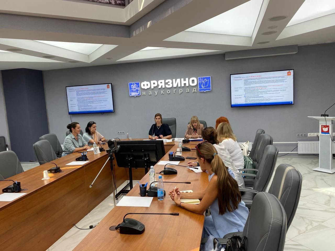 Заместитель главы администрации Князева Наталия Викторовна совместно с руководителем офиса «Мой бизнес» Першиной Ольгой Владимировной провели встречу с социальными предпринимателями городского округа