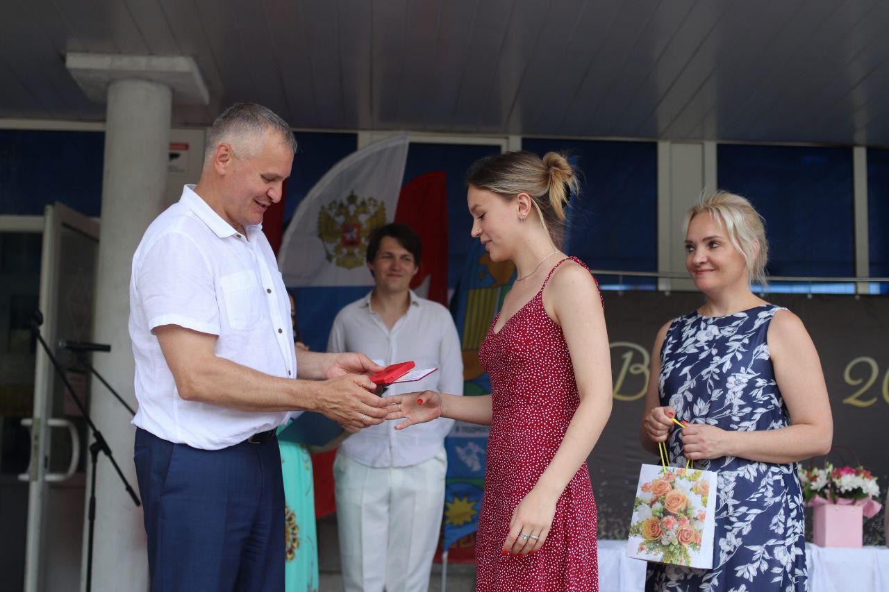 Сегодня, глава городского округа Фрязино Дмитрий Воробьев, совместно с председателем Совета депутатов Еленой Романовой, вручили золотые медали за особые успехи в учебе 61-му выпускнику наших образовательных учреждений!