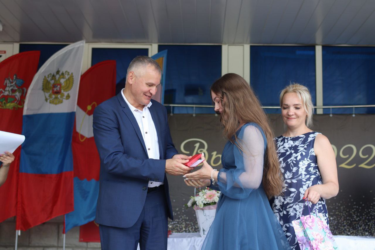 Сегодня, глава городского округа Фрязино Дмитрий Воробьев, совместно с председателем Совета депутатов Еленой Романовой, вручили золотые медали за особые успехи в учебе 61-му выпускнику наших образовательных учреждений!