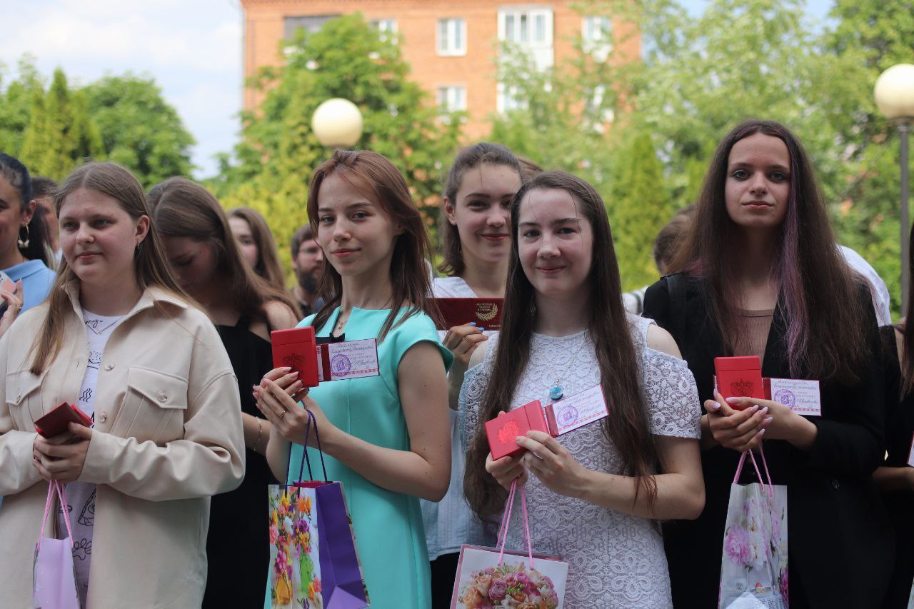 Сегодня, глава городского округа Фрязино Дмитрий Воробьев, совместно с председателем Совета депутатов Еленой Романовой, вручили золотые медали за особые успехи в учебе 61-му выпускнику наших образовательных учреждений!