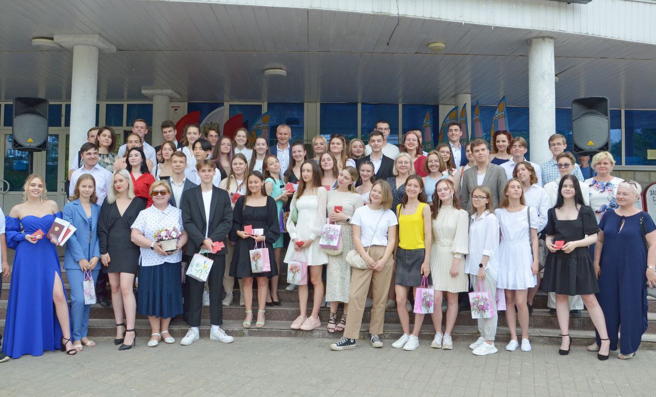 Сегодня, глава городского округа Фрязино Дмитрий Воробьев, совместно с председателем Совета депутатов Еленой Романовой, вручили золотые медали за особые успехи в учебе 61-му выпускнику наших образовательных учреждений!