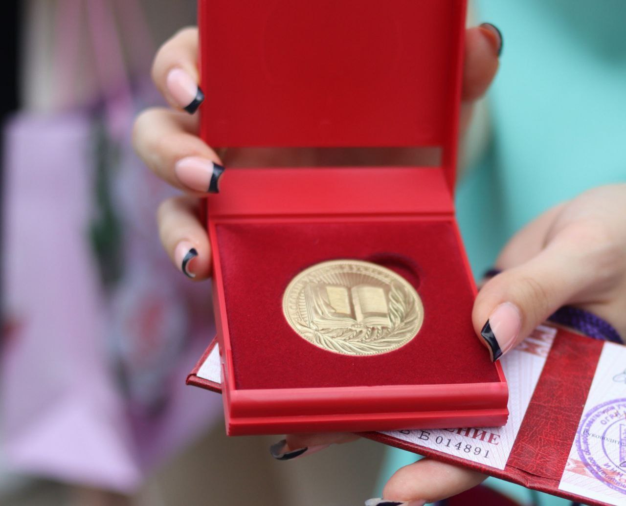 Сегодня, глава городского округа Фрязино Дмитрий Воробьев, совместно с председателем Совета депутатов Еленой Романовой, вручили золотые медали за особые успехи в учебе 61-му выпускнику наших образовательных учреждений!