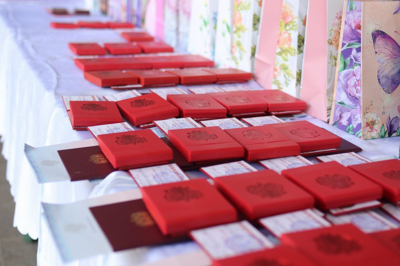 Сегодня, глава городского округа Фрязино Дмитрий Воробьев, совместно с председателем Совета депутатов Еленой Романовой, вручили золотые медали за особые успехи в учебе 61-му выпускнику наших образовательных учреждений!