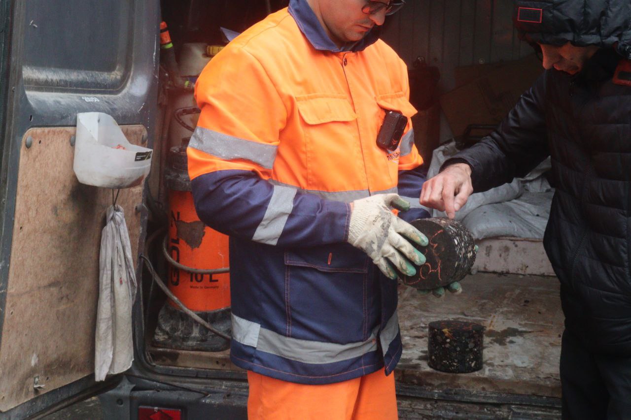 Дорожная лаборатории провела инспекцию выполненных работ по ремонту дороги