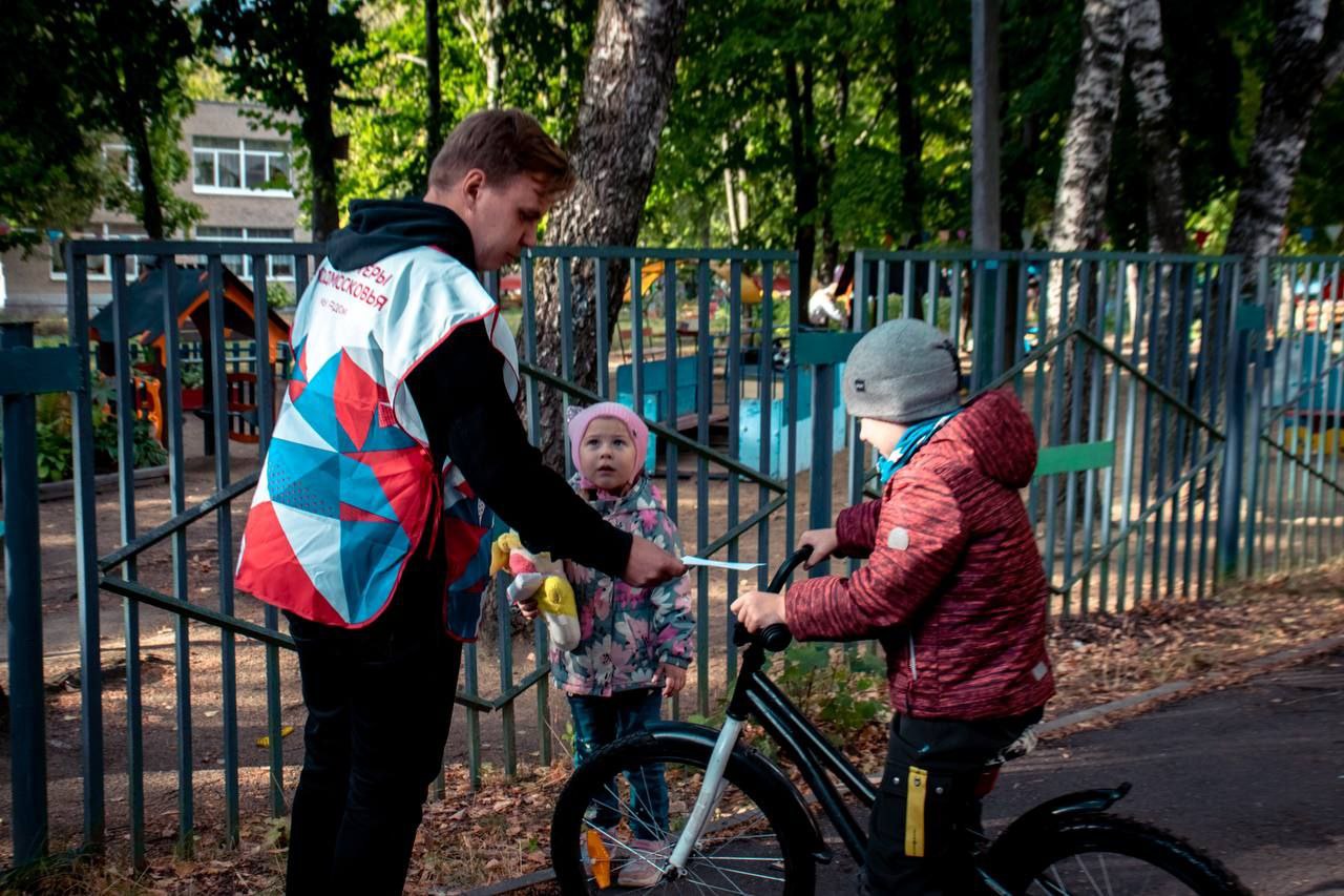 Сотрудники и активисты молодёжного центра провели акцию «Детский телефон доверия»