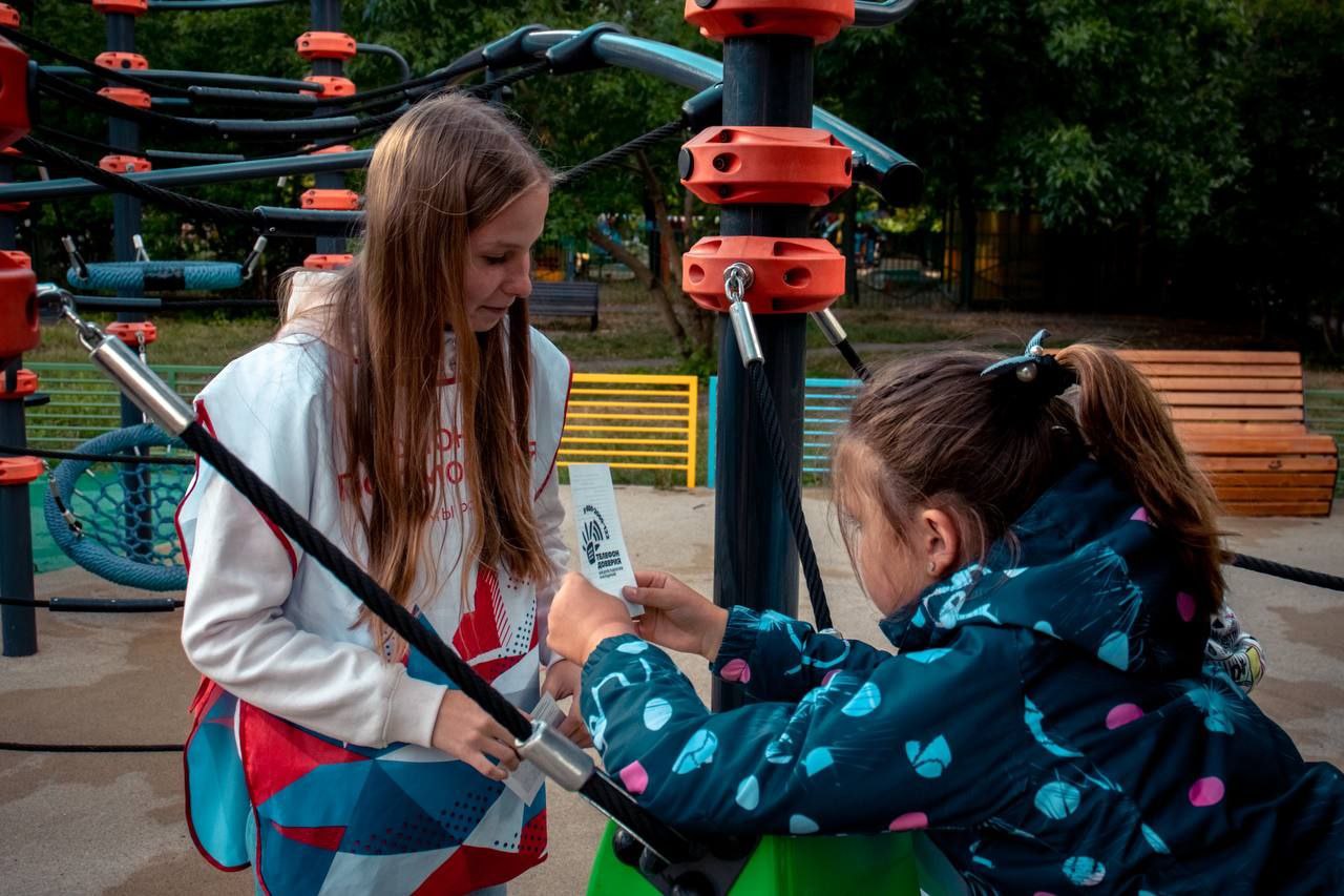 Сотрудники и активисты молодёжного центра провели акцию «Детский телефон доверия»