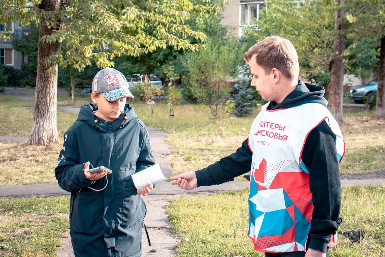 Сотрудники и активисты молодёжного центра провели акцию «Детский телефон доверия»