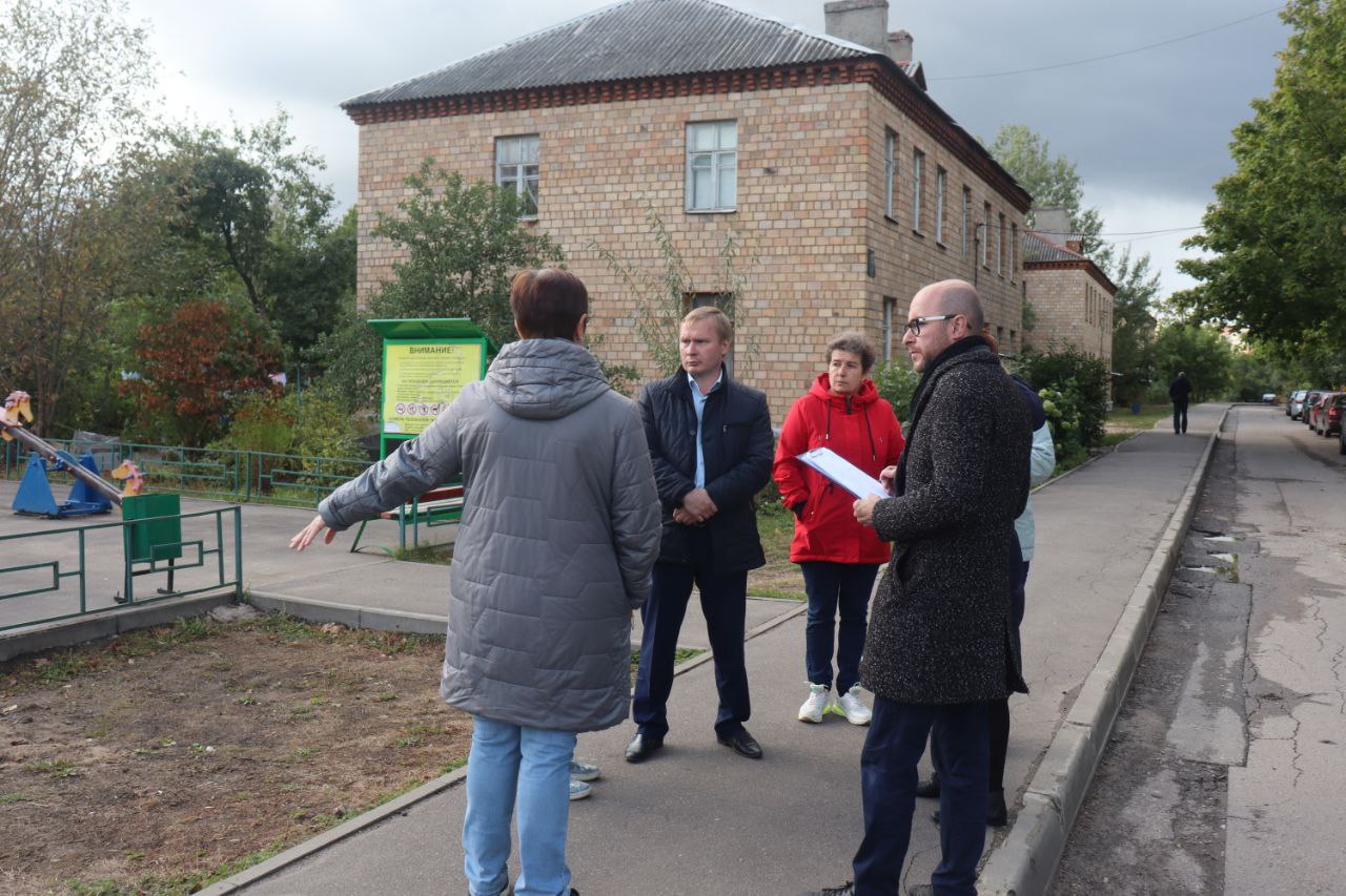 По поручению главы городского округа Фрязино Дмитрия Воробьева его заместитель Дмитрий Медведев провел встречу с жителями дома №16 по улице Рабочей