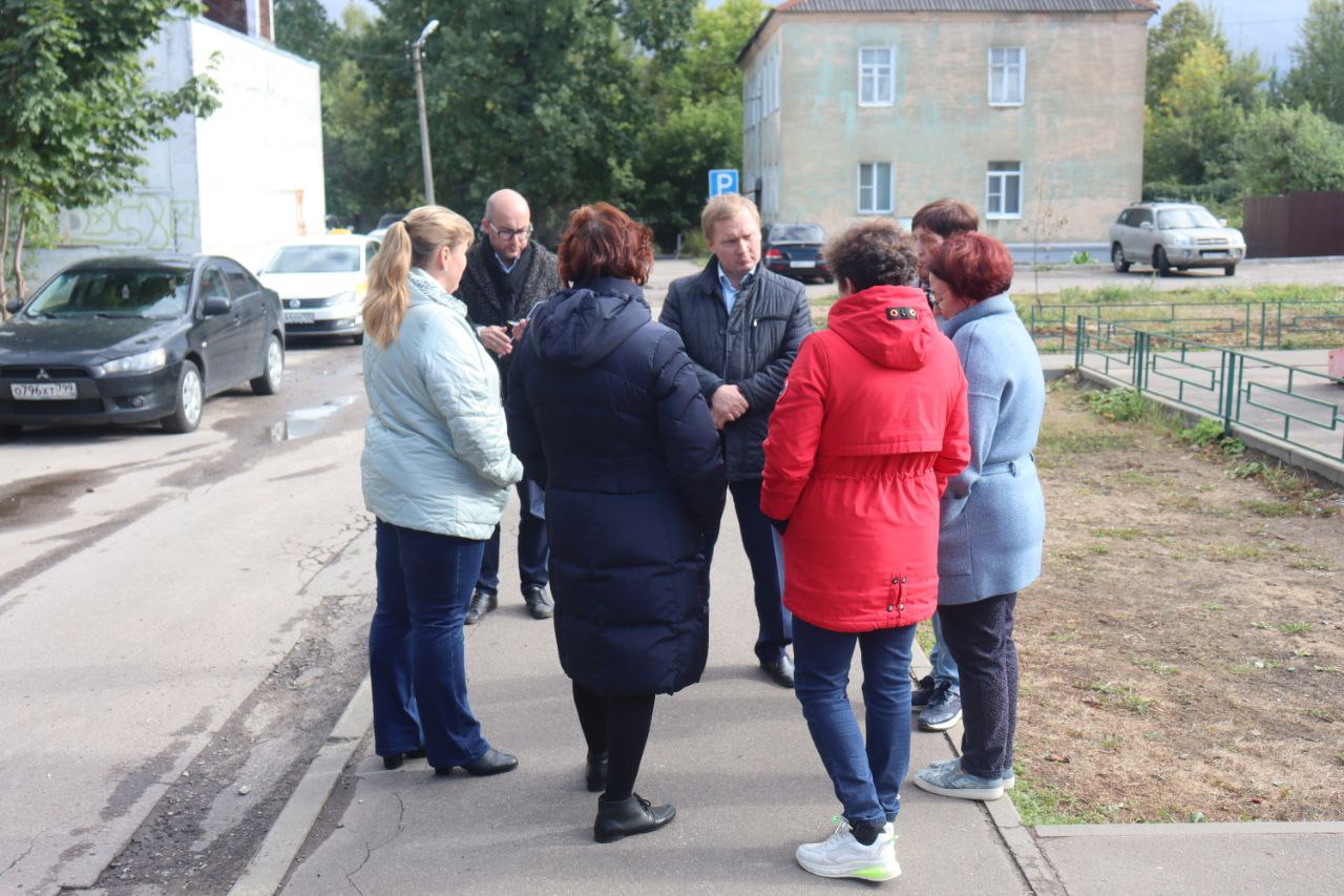 По поручению главы городского округа Фрязино Дмитрия Воробьева его заместитель Дмитрий Медведев провел встречу с жителями дома №16 по улице Рабочей