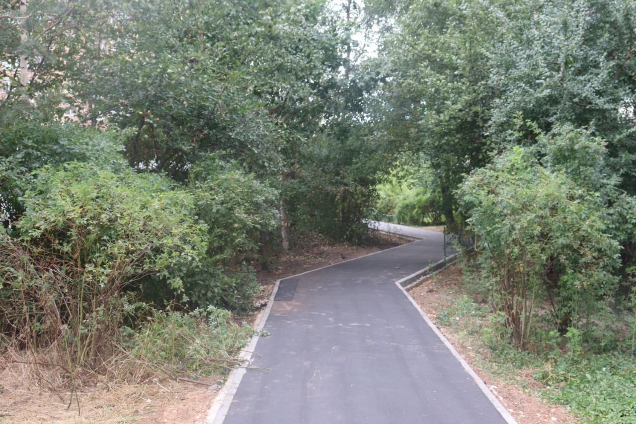 На улице Полевой у дома № 23 а появилась новая асфальтовая дорожка