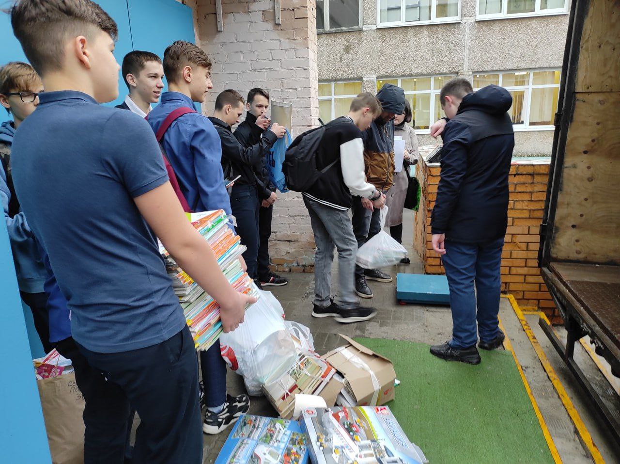Фрязинская гимназия собрала больше тонны макулатуры