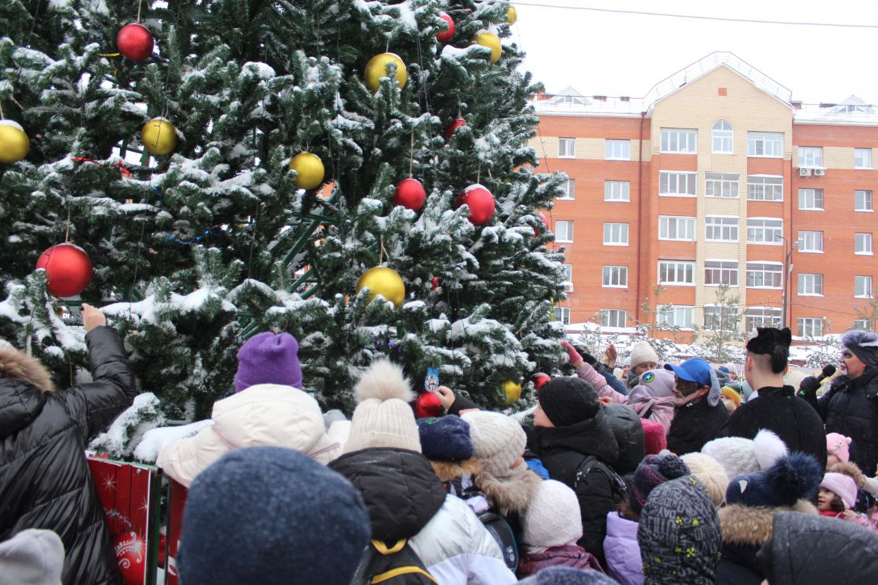 Раз, два, три, ёлочка, гори! На площади у ДК «Исток» состоялось торжественное открытие нашей главной новогодней ёлки!