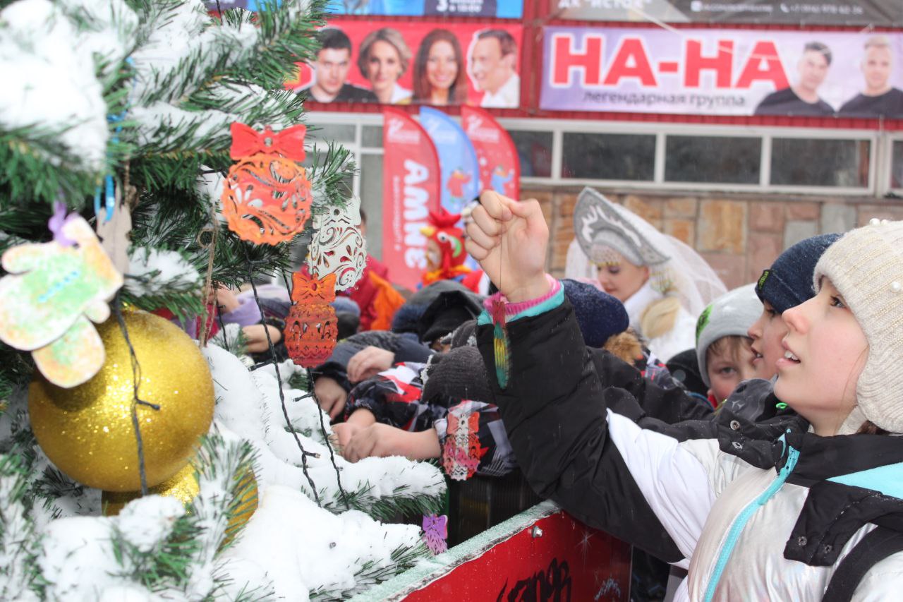 Раз, два, три, ёлочка, гори! На площади у ДК «Исток» состоялось торжественное открытие нашей главной новогодней ёлки!