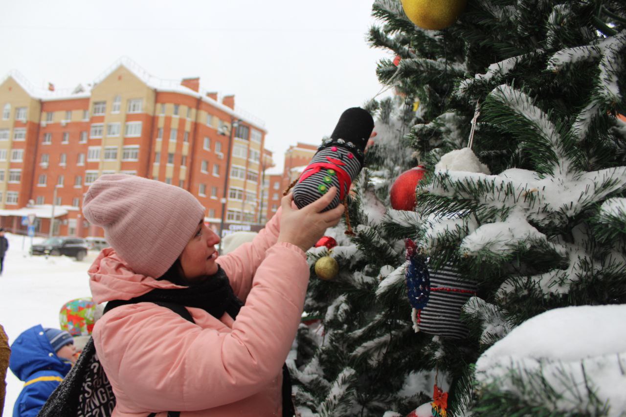 Раз, два, три, ёлочка, гори! На площади у ДК «Исток» состоялось торжественное открытие нашей главной новогодней ёлки!