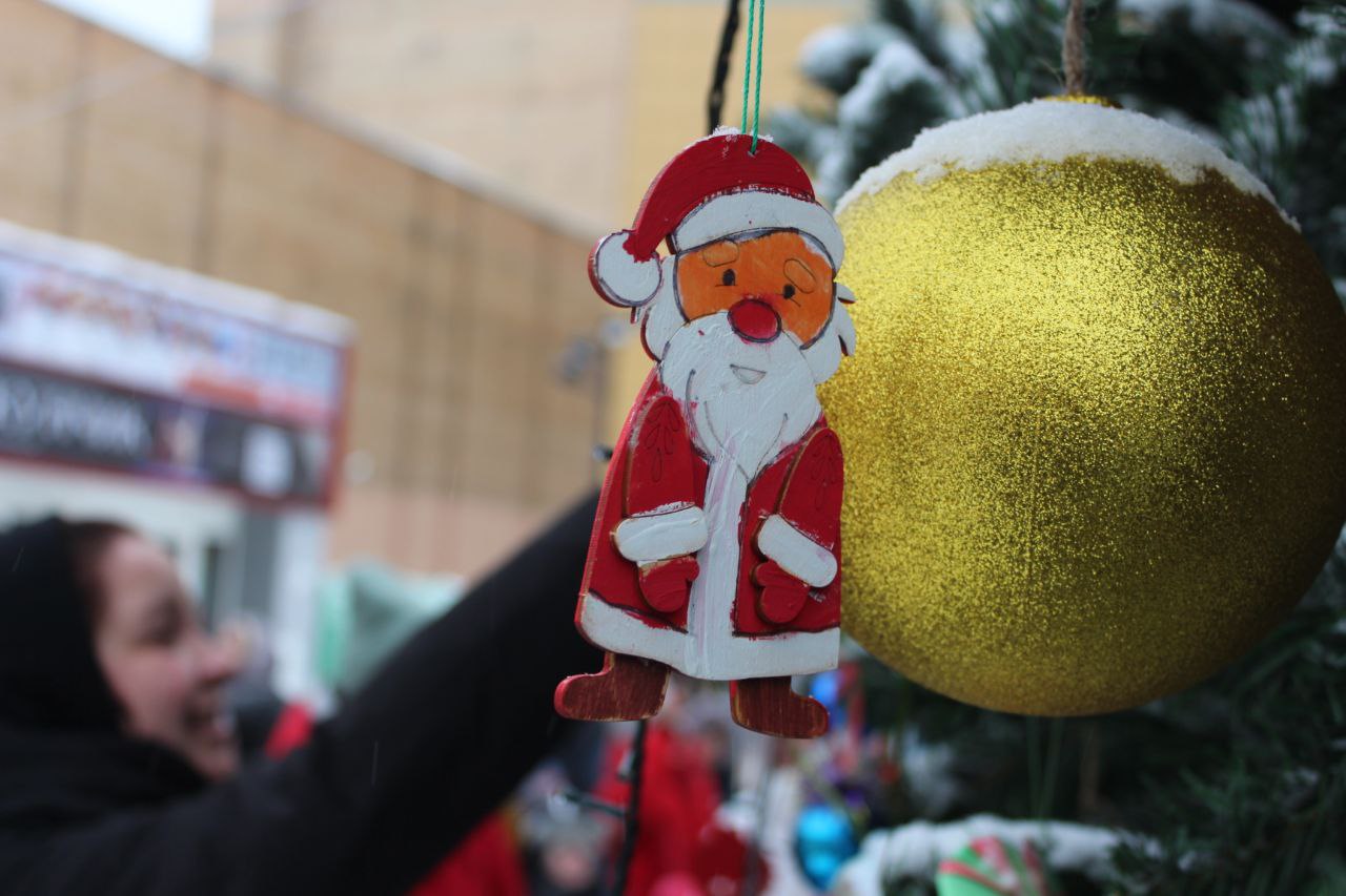 Раз, два, три, ёлочка, гори! На площади у ДК «Исток» состоялось торжественное открытие нашей главной новогодней ёлки!