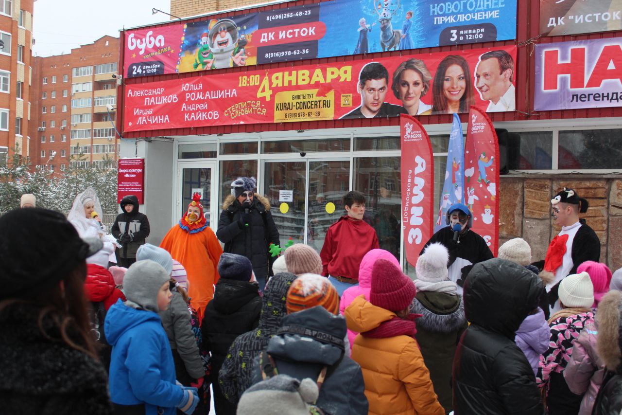 Раз, два, три, ёлочка, гори! На площади у ДК «Исток» состоялось торжественное открытие нашей главной новогодней ёлки!