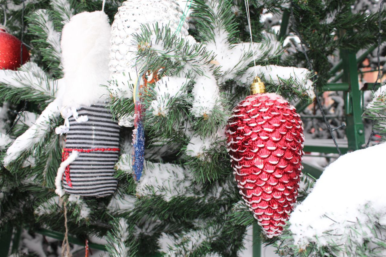 Раз, два, три, ёлочка, гори! На площади у ДК «Исток» состоялось торжественное открытие нашей главной новогодней ёлки!