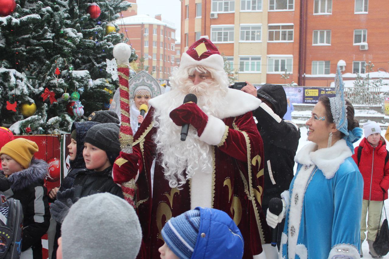 Раз, два, три, ёлочка, гори! На площади у ДК «Исток» состоялось торжественное открытие нашей главной новогодней ёлки!