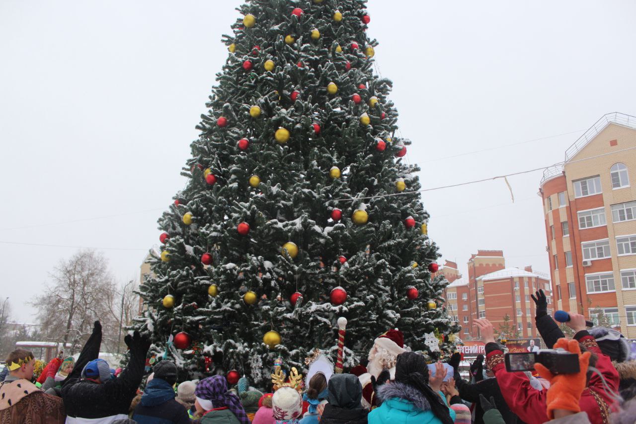 Раз, два, три, ёлочка, гори! На площади у ДК «Исток» состоялось торжественное открытие нашей главной новогодней ёлки!