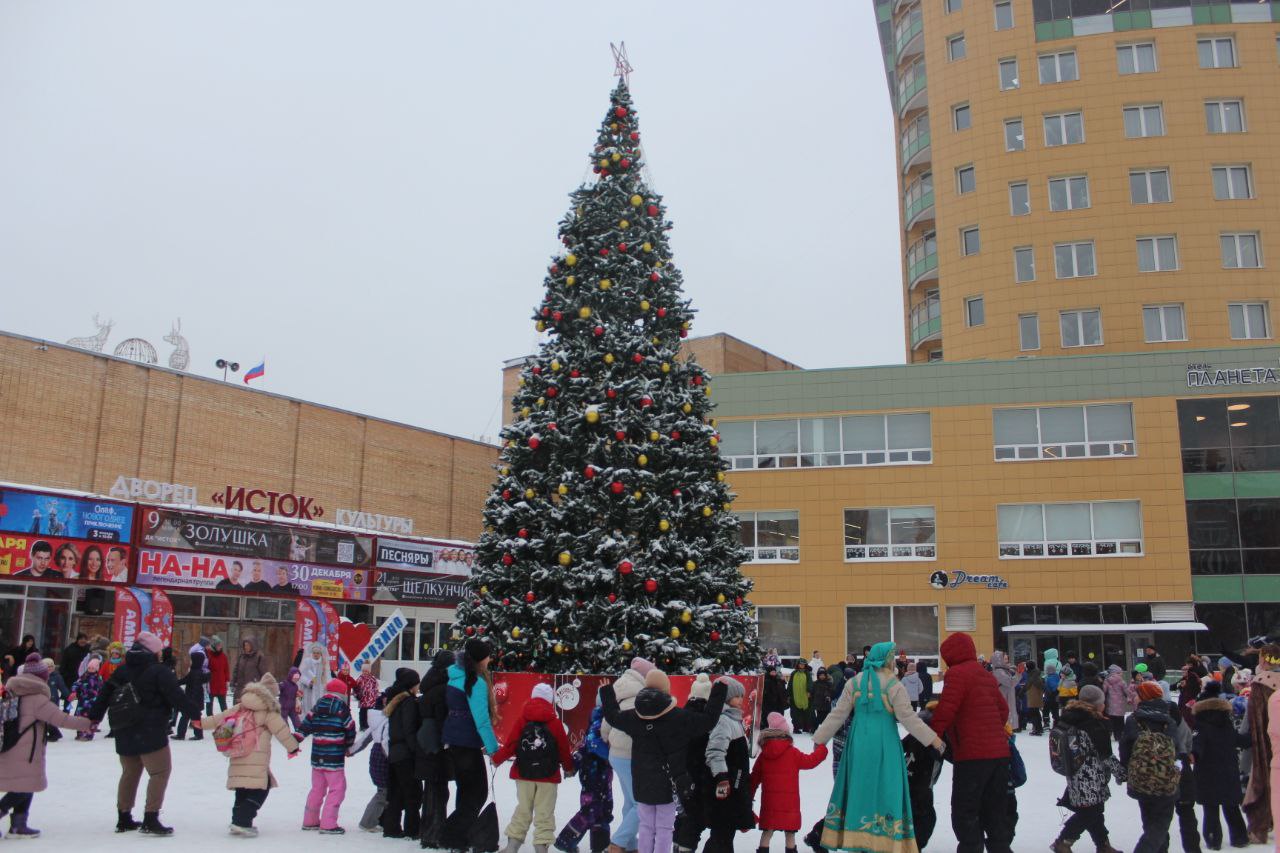 Раз, два, три, ёлочка, гори! На площади у ДК «Исток» состоялось торжественное открытие нашей главной новогодней ёлки!