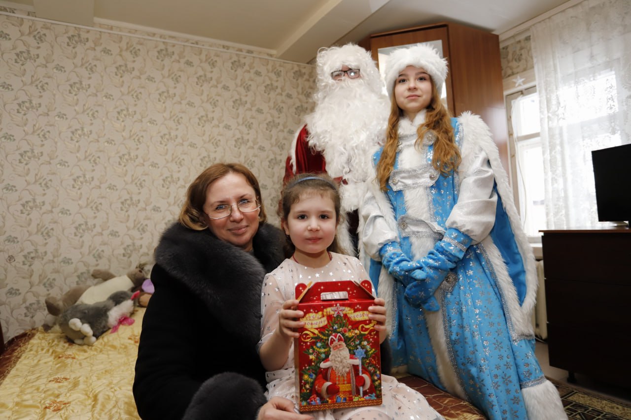 Сегодня в гости к детям пришли всеми любимые новогодние персонажи: Дедушка Мороз и Снегурочка