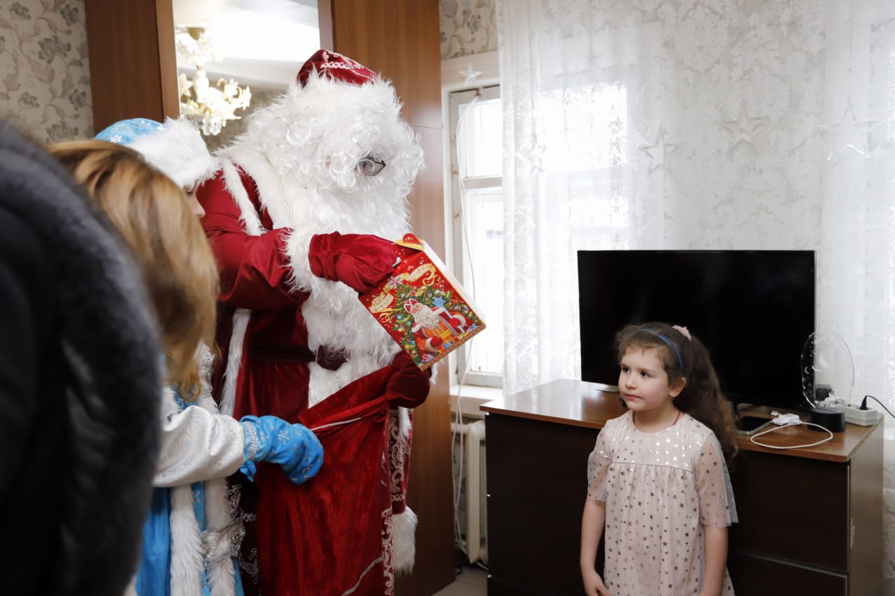 Сегодня в гости к детям пришли всеми любимые новогодние персонажи: Дедушка Мороз и Снегурочка