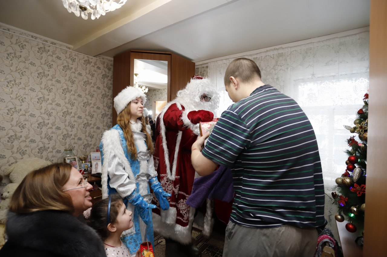 Сегодня в гости к детям пришли всеми любимые новогодние персонажи: Дедушка Мороз и Снегурочка