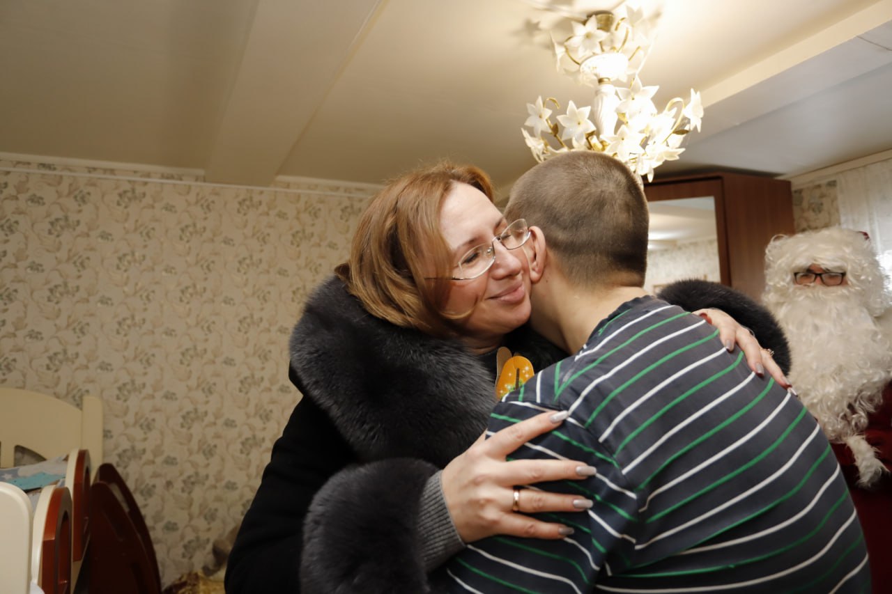 Сегодня в гости к детям пришли всеми любимые новогодние персонажи: Дедушка Мороз и Снегурочка