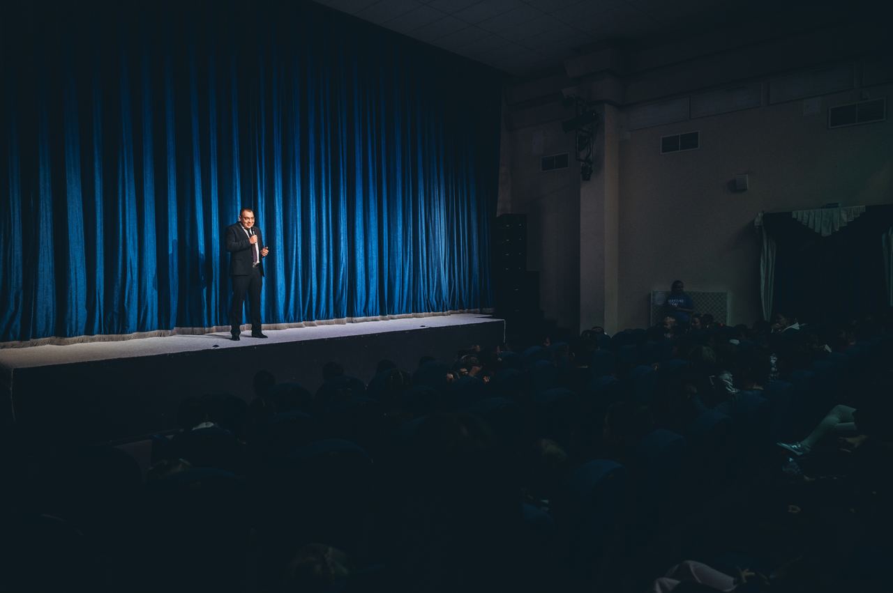 В Щёлковском театре показали новогоднее представление для многодетных и малообеспеченных семей из трёх округов