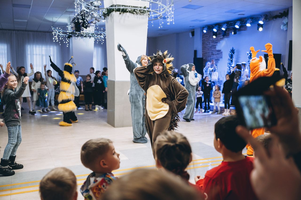 В Щёлковском театре показали новогоднее представление для многодетных и малообеспеченных семей из трёх округов