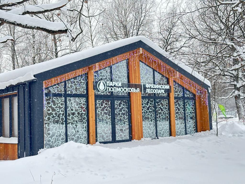 К нам спешит самый главный зимний волшебник - Дедушка Мороз вместе со Снегурочкой!