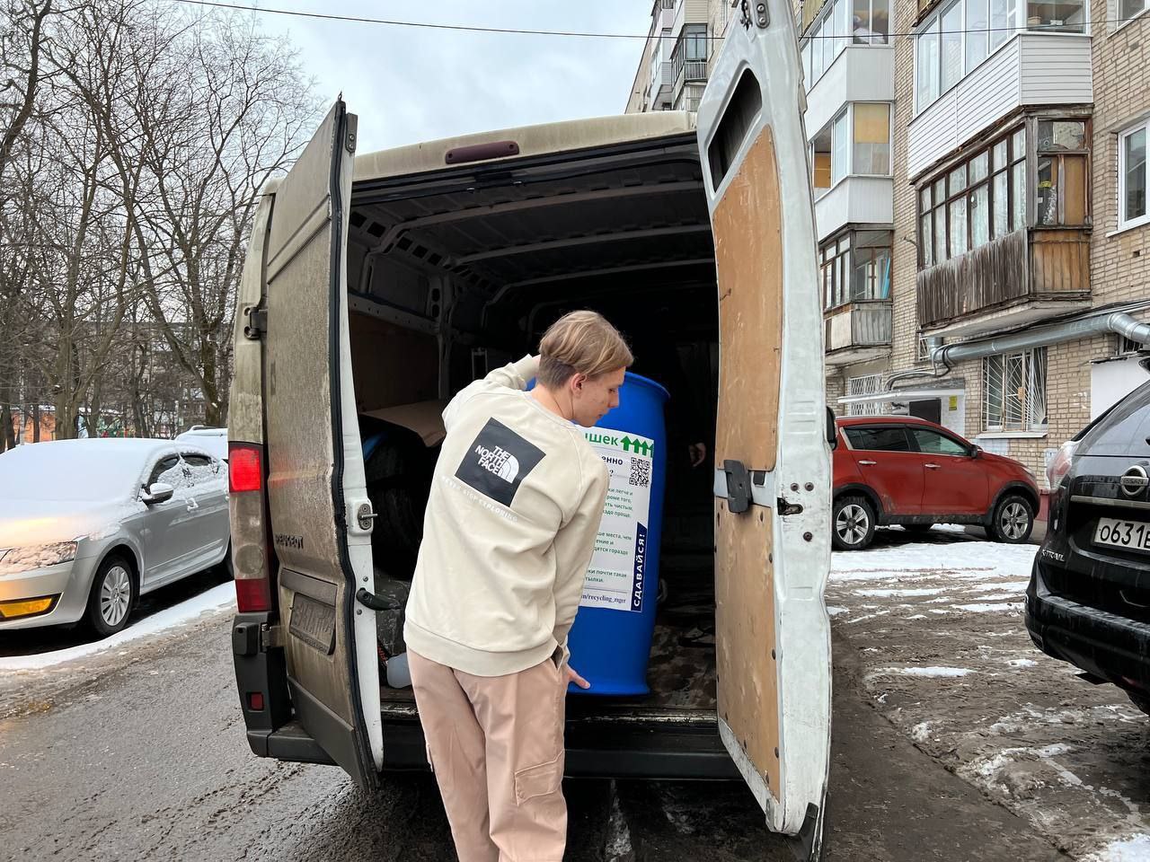 Экологический проект «Сдавайся!» расширяется во Фрязино. Новые контейнеры для пластиковых крышек уже ждут своего часа.