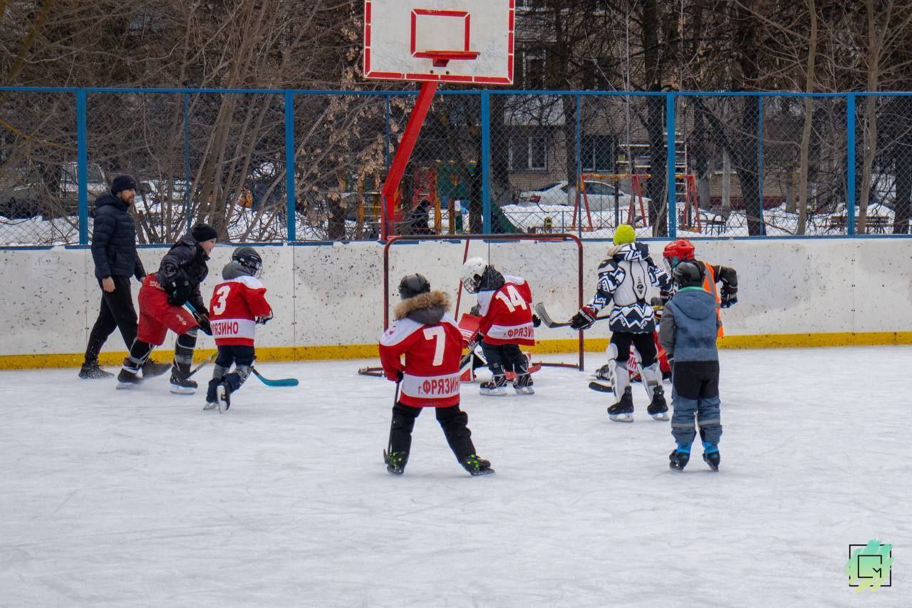 Юные фрязинские хоккеисты сразились в дворовом матче