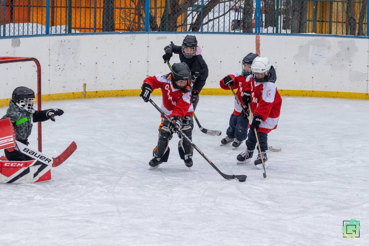 Юные фрязинские хоккеисты сразились в дворовом матче