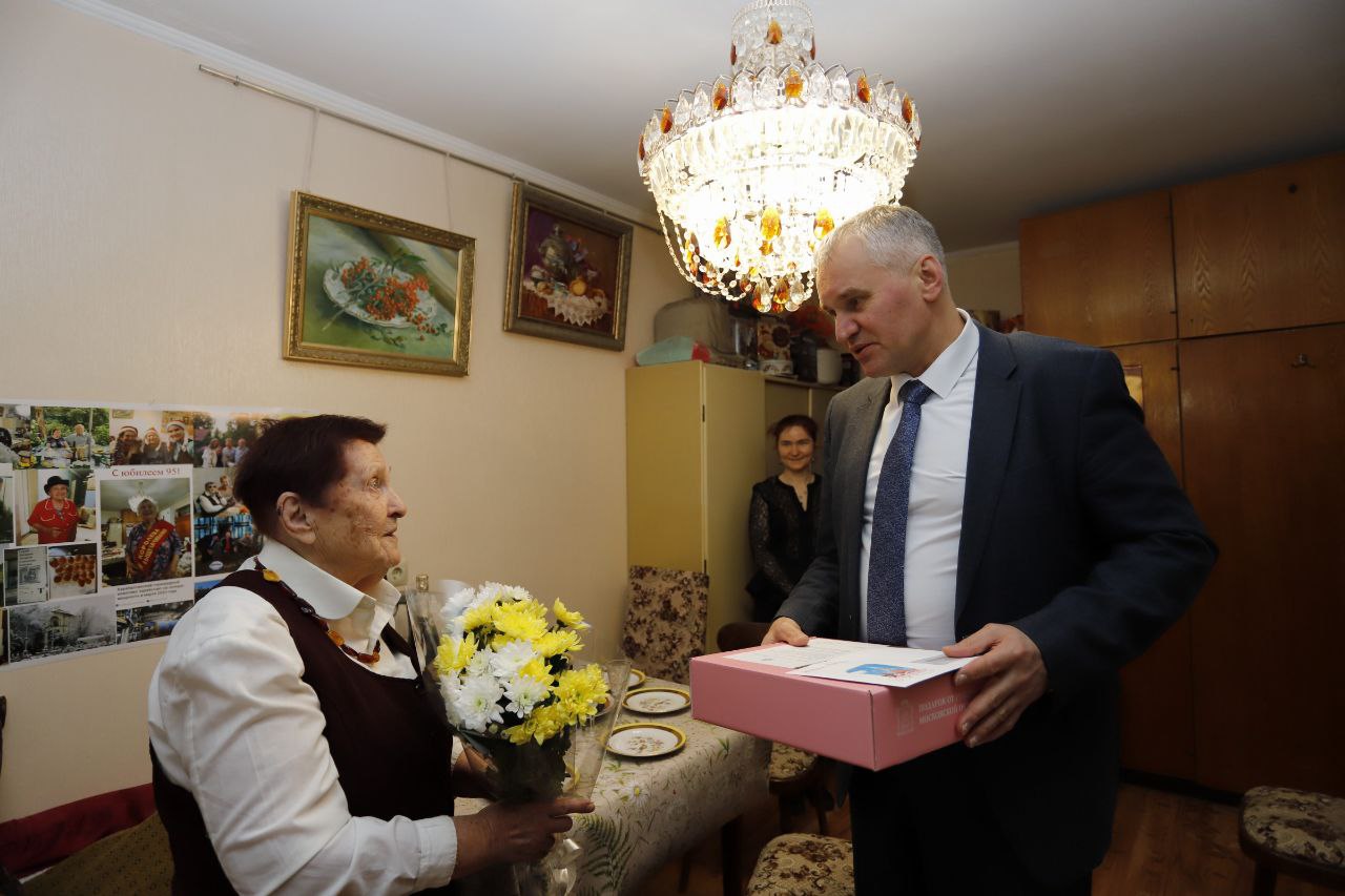 Глава городского округа Фрязино Дмитрий Воробьев поздравил с 95-летием ветерана Великой Отечественной войны Сильвию Ивановну