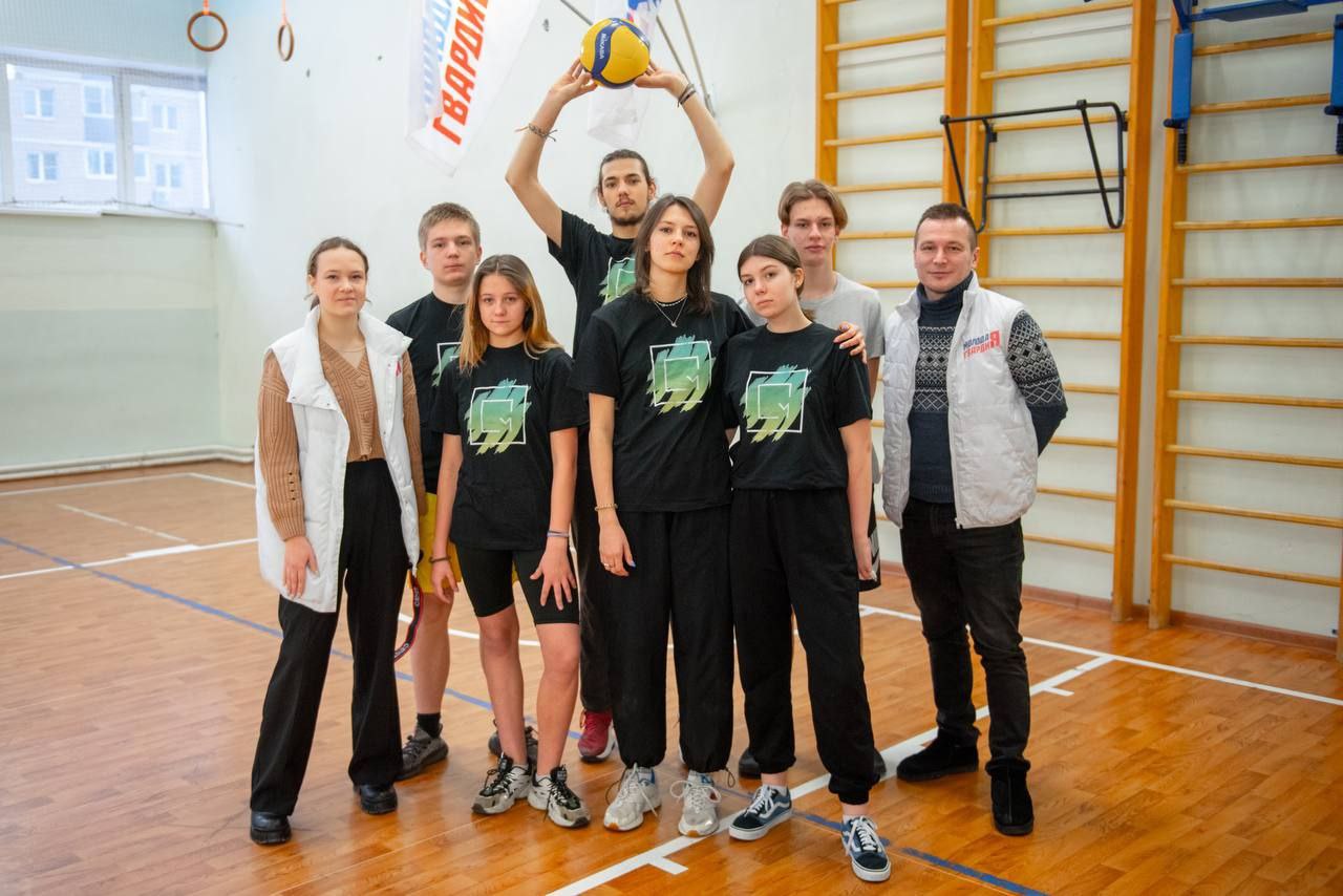 Молодогвардейцы сразились в любительском турнире по волейболу «Гвардейская машина – 2023»