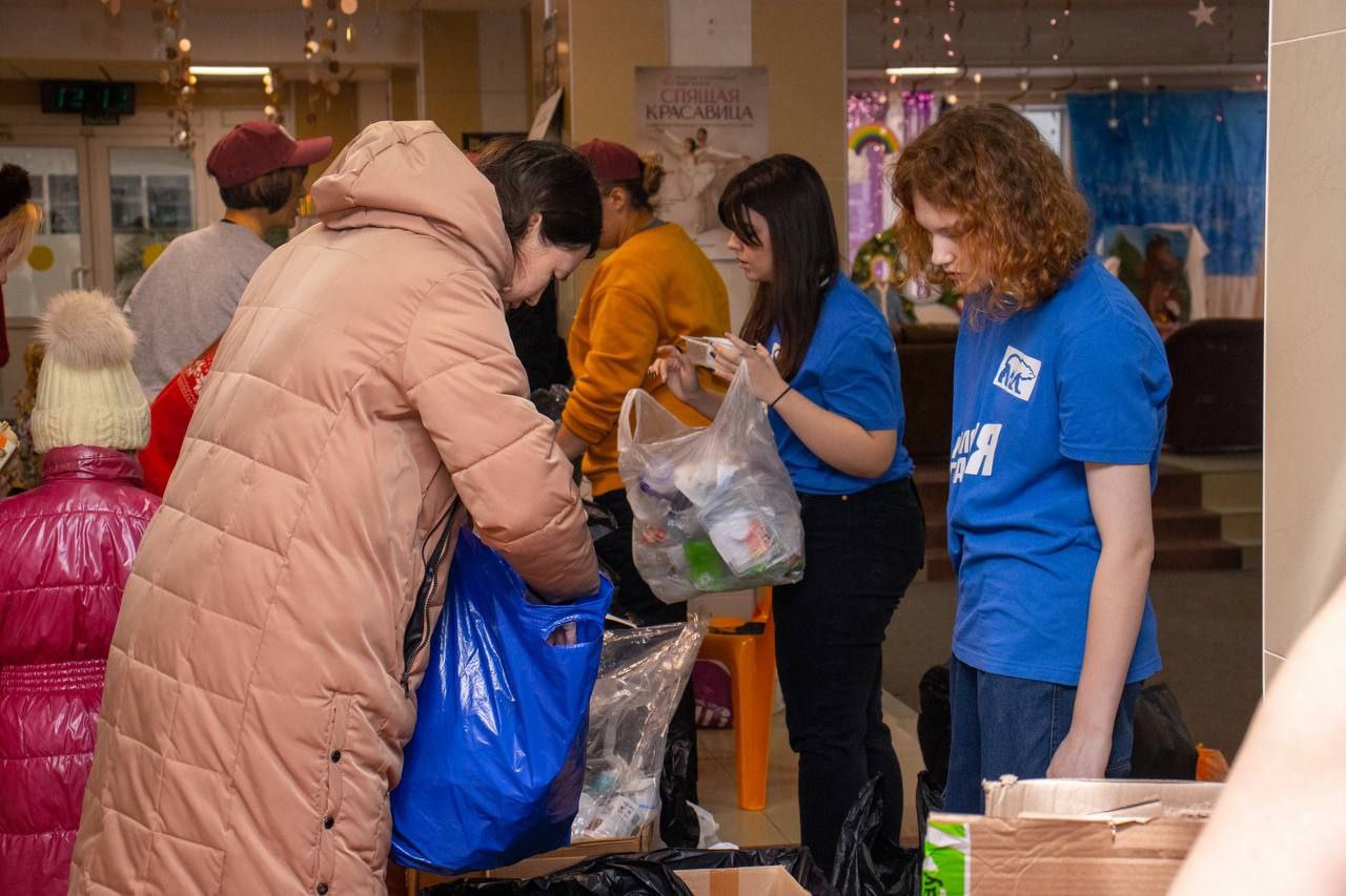 активисты фрязинского молодёжного центра приняли участие в акции по сбору вторсырья «Отходы во благо»