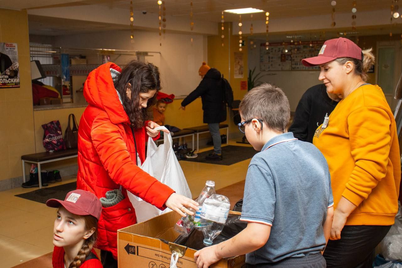 активисты фрязинского молодёжного центра приняли участие в акции по сбору вторсырья «Отходы во благо»